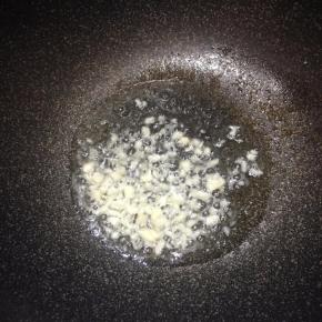 锅中倒入油，大火烧热，下入蒜末煸出香味。