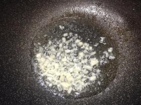 锅中倒入油，大火烧热，下入蒜末煸出香味。