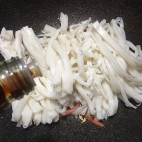 淋入酱油用筷子拌炒几下。