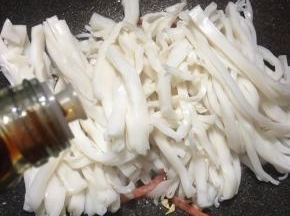 淋入酱油用筷子拌炒几下。