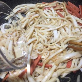 加入少许清水，继续用筷子拌炒均匀。