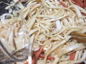 加入少许清水，继续用筷子拌炒均匀。