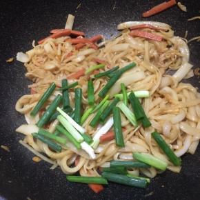 炒至水分收干下入葱段即可关火。