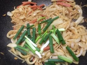 炒至水分收干下入葱段即可关火。