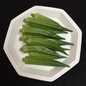 秋葵洗净备用。