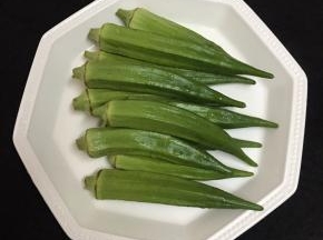 秋葵洗净备用。