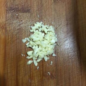 蒜头切碎备用。