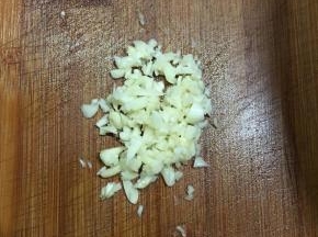 蒜头切碎备用。