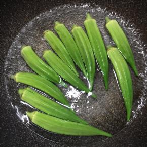 锅中加入清水，大火煮开，下入秋葵煮2分钟捞出。