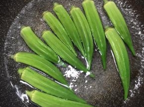 锅中加入清水，大火煮开，下入秋葵煮2分钟捞出。