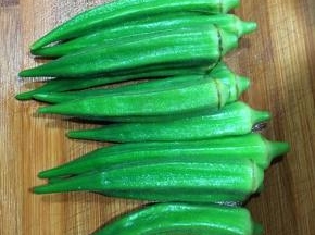 放入冷开水中浸泡，捞出。