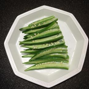 切去头部，再一切为二，放入盘中。