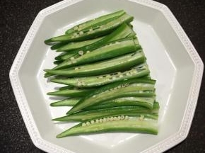 切去头部，再一切为二，放入盘中。