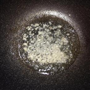 锅里倒入油大火烧热，下入蒜末中火煸至微黄关火。