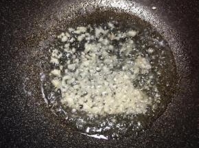 锅里倒入油大火烧热，下入蒜末中火煸至微黄关火。