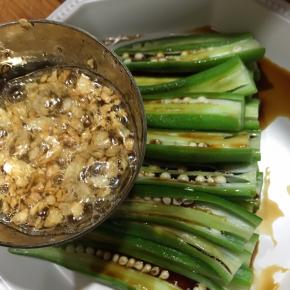 趁热将蒜末和油一起淋在秋葵上。