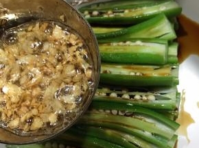 趁热将蒜末和油一起淋在秋葵上。