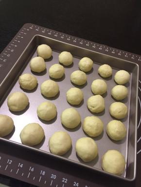 依次滚圆（我滚圆的水平确实有待改进，动作也有点儿忙了，以至于前面滚圆的部分已经开始发酵）