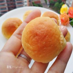 放入预热好的烤箱，180度20分钟后出炉，表面刷上蜂蜜水，给表面增加亮度。