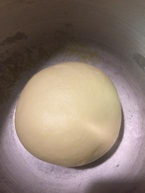 将厨师机调到高档，将面团揉至扩展阶段。