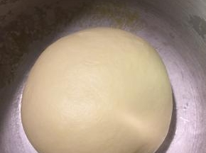 将厨师机调到高档，将面团揉至扩展阶段。