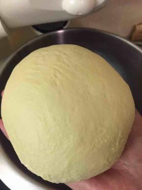 将材料中除黄油意外的所有材料放入厨师机桶内进行混合，直到揉到表面光滑后再加入黄油。