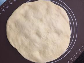 将发酵好的面团取出，排气。