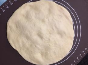 将发酵好的面团取出，排气。
