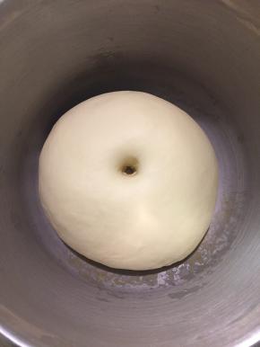 将揉好的面团盖上保鲜膜，放在28度左右环境中进行发酵，直到2倍大，用手指蘸面粉后戳孔，若戳孔处不回弹不塌陷则可进入下一步。