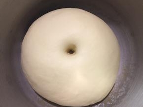 将揉好的面团盖上保鲜膜，放在28度左右环境中进行发酵，直到2倍大，用手指蘸面粉后戳孔，若戳孔处不回弹不塌陷则可进入下一步。
