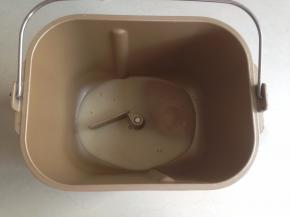 酵母用水溶化后倒入面包桶，加入糖