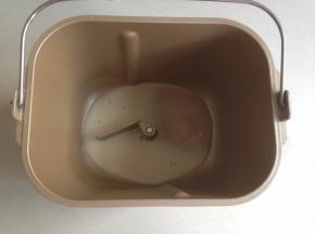 酵母用水溶化后倒入面包桶，加入糖