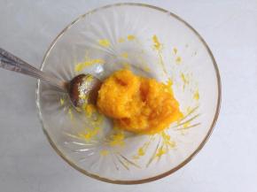 南瓜切薄片，隔水蒸几分钟后，用汤匙压成南瓜泥备用