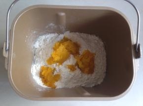 加入面粉和南瓜泥，先用筷子搅拌一下