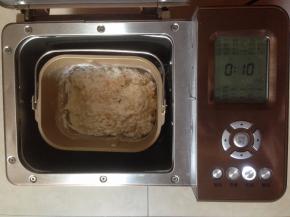 再将面包桶放入东菱面包机里，选择和面10分钟，看面粉吸水性，再逐少量加水