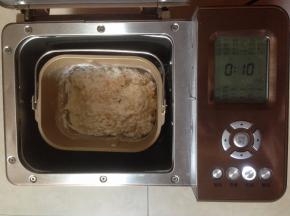 再将面包桶放入东菱面包机里，选择和面10分钟，看面粉吸水性，再逐少量加水