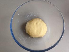 和好的南瓜面团放入盆里，盖上保鲜膜。室温高，直接在室温下发酵即可