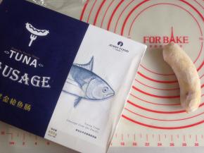 从冷冻室取出金枪鱼肠，用厨房纸吸干水分