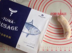 从冷冻室取出金枪鱼肠，用厨房纸吸干水分