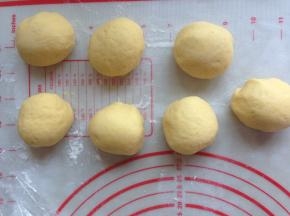 将南瓜面团排气后，分成每份50克，共8份