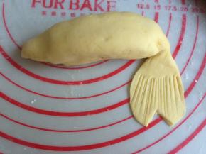 用刮板压出若干条细纹，再切出三角，尾鳍基本成形