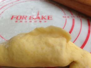 在鱼身上捏出背鳍