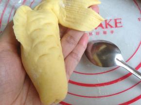 用小汤匙在鱼身上压出鳞片