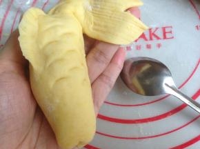 用小汤匙在鱼身上压出鳞片