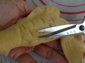 再用剪刀剪出胸鳍，做好后放蒸锅里