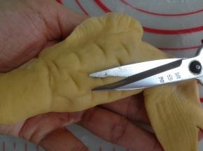 再用剪刀剪出胸鳍，做好后放蒸锅里