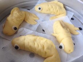 将鱼眼粘在鱼头部两侧，可以粘点水再粘上去会更牢固