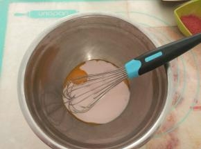 分离蛋黄蛋清，蛋黄加入酸奶中。