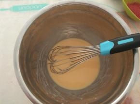 用手动打蛋器搅拌均匀。