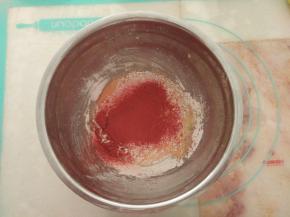 把低筋面粉，玉米淀粉和草莓粉筛入蛋黄中。